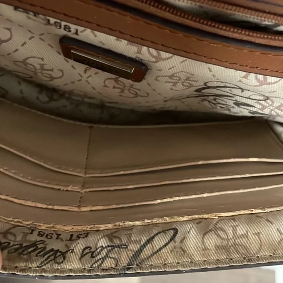 Guess leather crossbody purse - Picture 4 of 4